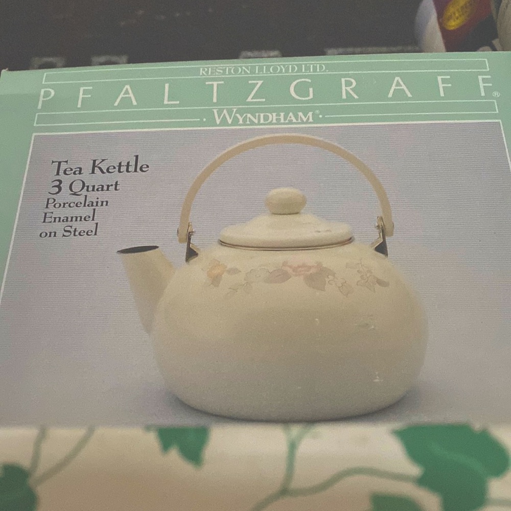 TEA Kettle, 3 qt in vintage Wyndham Pfaltzgraff design Porcelain Enamel in Steel